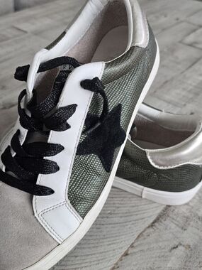 Vintage Havana Hunter Green Metallic Star Accent Sneakers with Black Laces